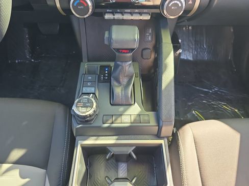 Certified 2025 Toyota Tacoma TRD Off-Road AWD/4WD image 17