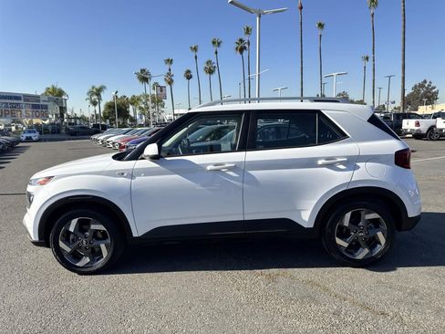 Used 2022 Hyundai Venue SEL image 3