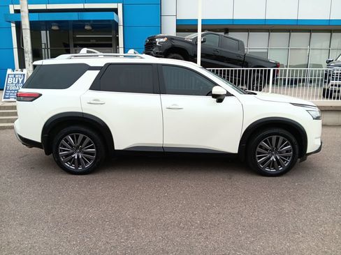 Used 2023 Nissan Pathfinder SL w/ SL Premium Package AWD/4WD image 6