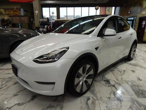 Used 2020 Tesla Model Y Long Range image 9