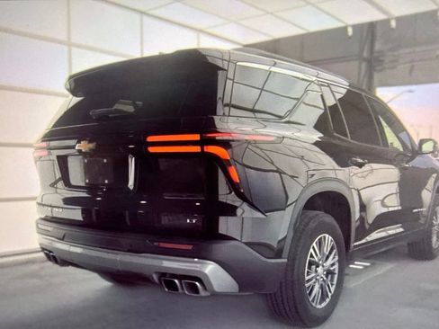 Used 2024 Chevrolet Traverse LT AWD/4WD image 3