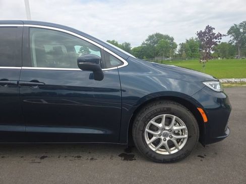 Used 2023 Chrysler Pacifica Touring-L FWD image 4