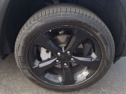 Used 2024 Jeep Grand Cherokee Limited w/ Black Appearance Package image 34