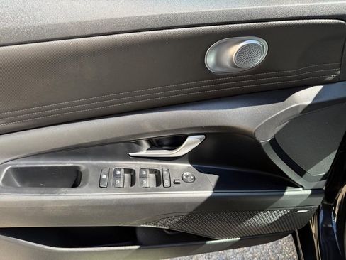 Used 2023 Hyundai Elantra Limited image 11