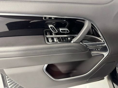 Used 2024 Land Rover Range Rover SE image 3