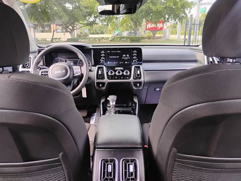 Used 2023 Kia Sorento LX image 13