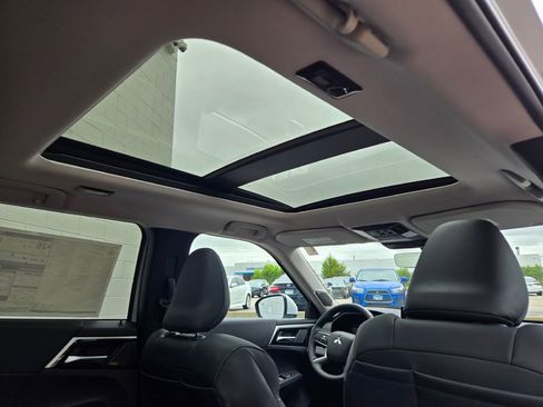New 2025 Mitsubishi Outlander SE image 8