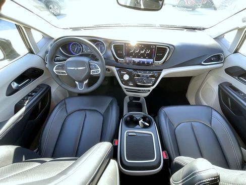 Used 2024 Chrysler Pacifica Touring-L image 14