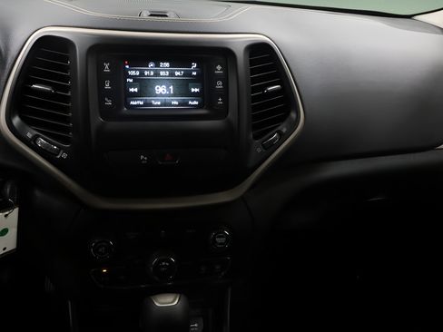 Used 2018 Jeep Cherokee Latitude w/ Safety Group AWD/4WD image 18