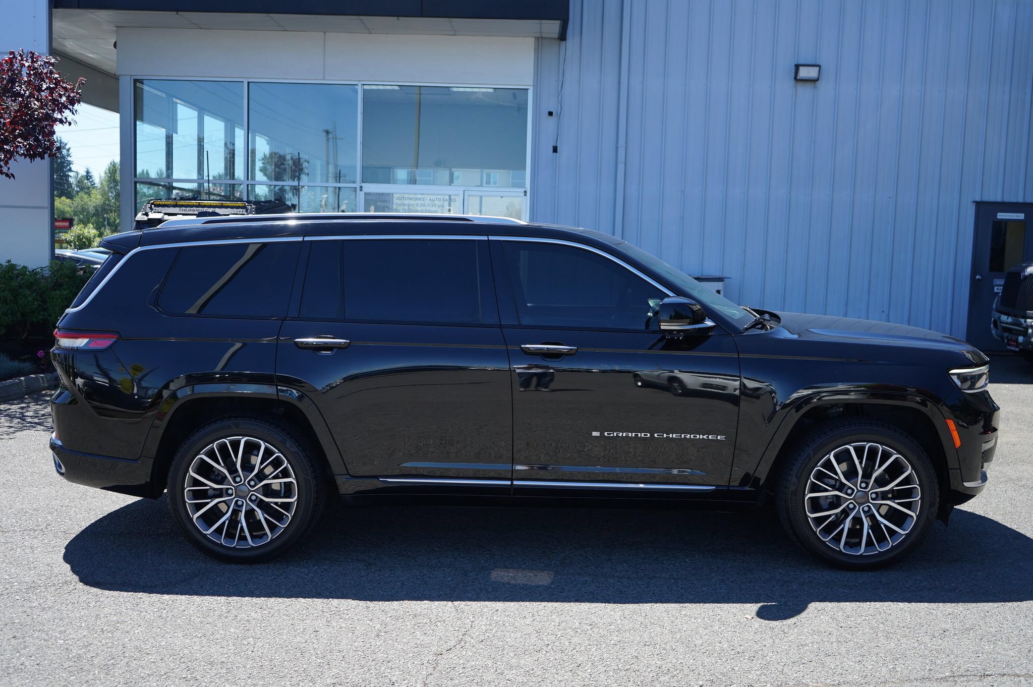 Used 2021 Jeep Grand Cherokee L Summit AWD/4WD image 6