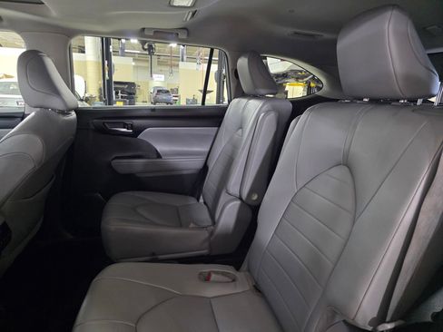 Used 2022 Toyota Highlander XLE FWD image 14