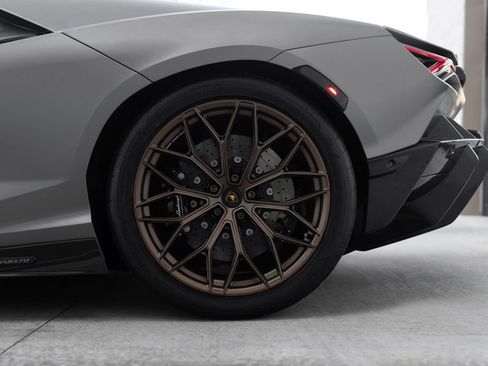 Used 2025 Lamborghini Revuelto AWD/4WD image 18
