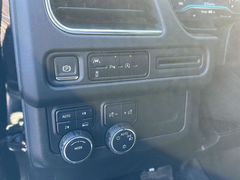 Used 2024 Chevrolet Suburban LT image 11