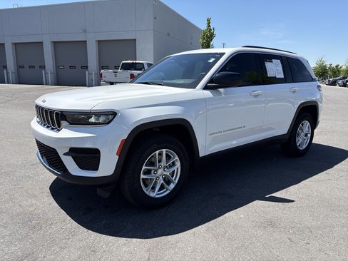 Used 2025 Jeep Grand Cherokee Laredo X image 5