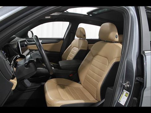 Used 2024 Volkswagen Atlas Cross Sport SEL R-Line AWD/4WD image 5