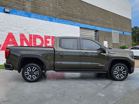 Used 2024 GMC Sierra 1500 AT4 w/ Technology Package AWD/4WD image 8