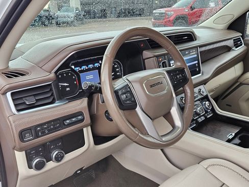 Used 2021 GMC Yukon Denali w/ Denali Premium Package image 10
