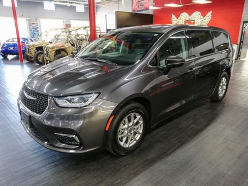Used 2023 Chrysler Pacifica Touring-L FWD image 2