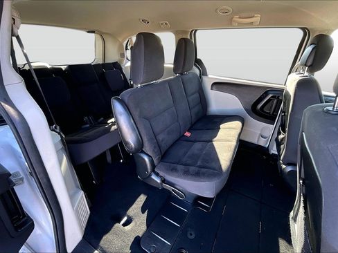 Used 2018 Dodge Grand Caravan SE w/ UConnect Hands-Free Group image 25