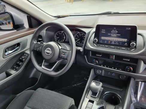 Used 2023 Nissan Rogue SV FWD image 11