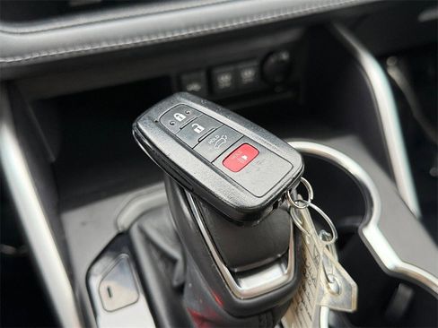 Used 2020 Toyota Highlander XLE image 30