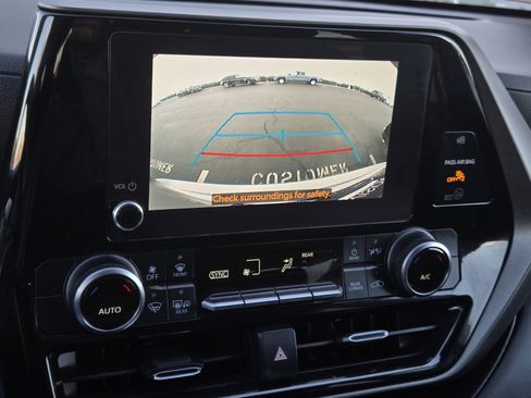 Used 2024 Toyota Highlander LE image 15