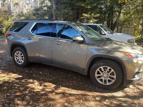 Used 2019 Chevrolet Traverse LT FWD image 1