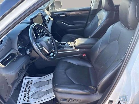 Used 2023 Toyota Highlander Limited image 4