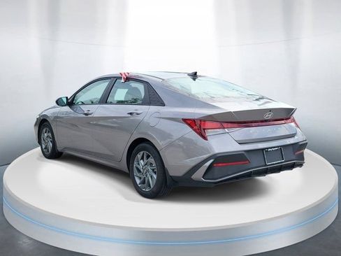 Certified 2024 Hyundai Elantra SEL FWD image 3