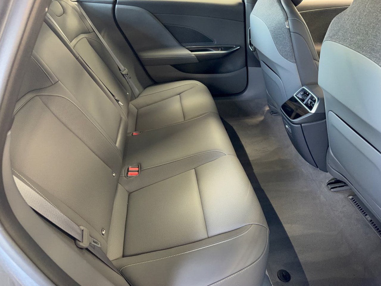 Used 2024 Lucid Air Pure RWD image 28
