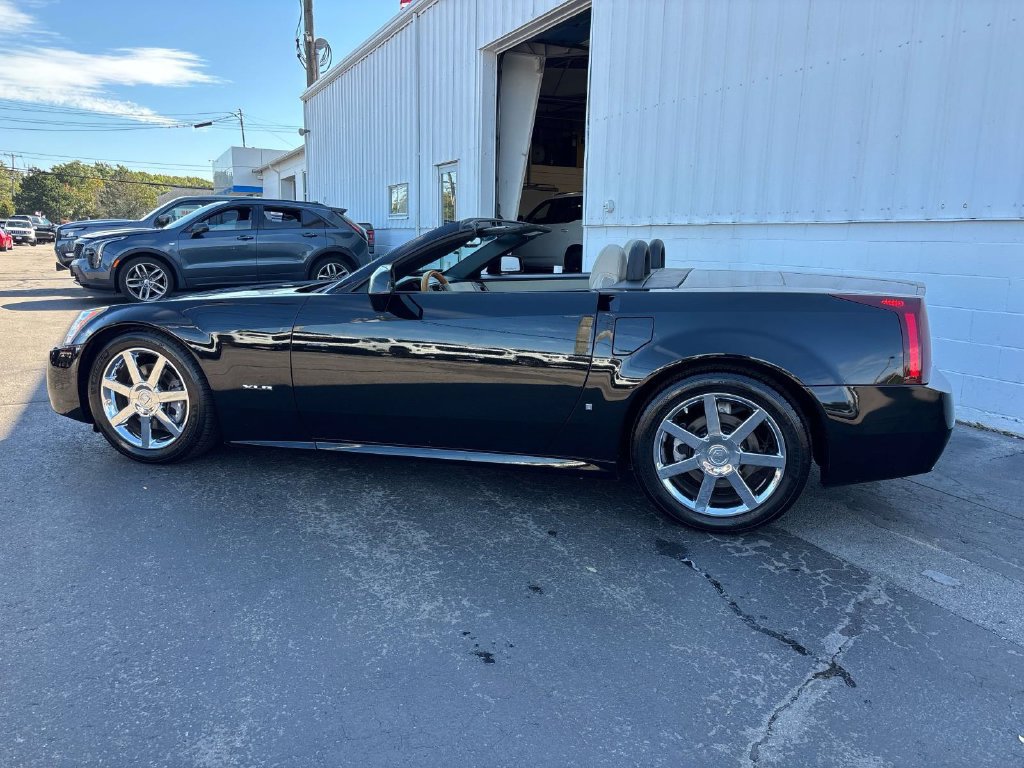 Used 2006 Cadillac XLR RWD image 3