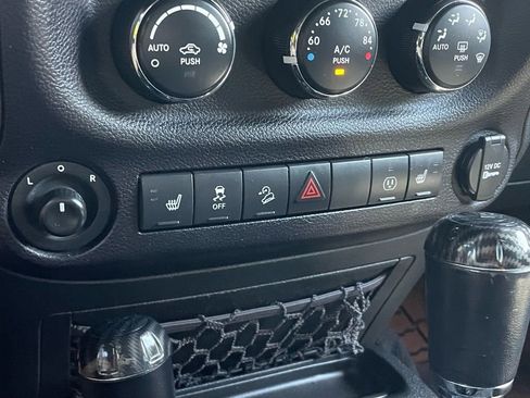 Used 2017 Jeep Wrangler Unlimited Rubicon w/ Connectivity Group image 13