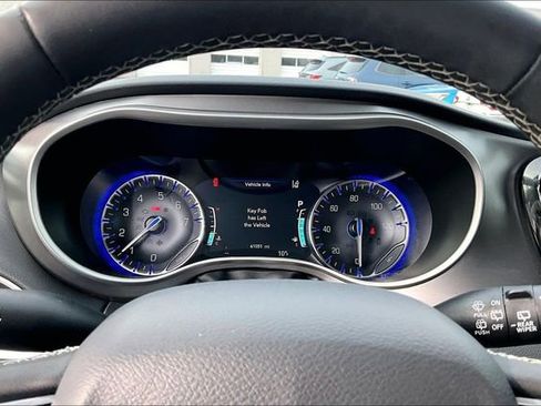 Used 2023 Chrysler Pacifica Touring-L FWD image 18
