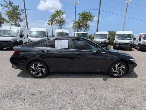 Used 2024 Hyundai Elantra SEL w/ Convenience Package FWD image 4