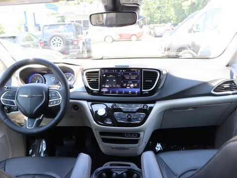 Used 2024 Chrysler Pacifica Touring-L FWD image 18