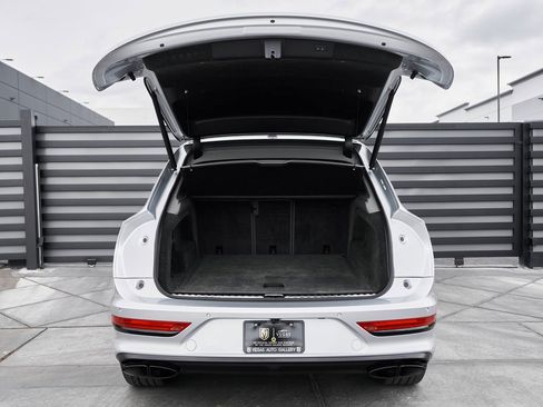 Used 2023 Bentley Bentayga Extended Wheelbase image 15