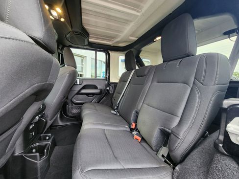 Used 2020 Jeep Wrangler Unlimited Sahara image 38