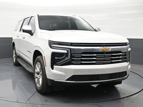 Used 2025 Chevrolet Suburban Premier RWD image 7