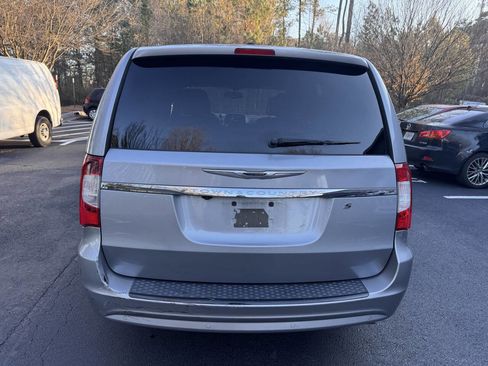 Used 2014 Chrysler Town & Country S image 4