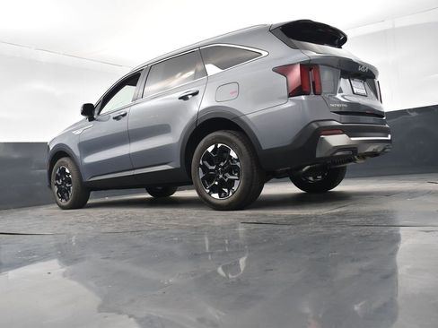 Used 2025 Kia Sorento S image 25