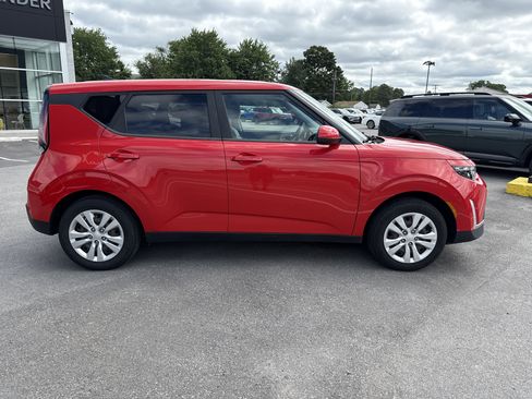 Used 2023 Kia Soul LX FWD image 2