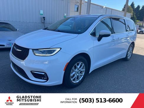 Used 2023 Chrysler Pacifica Touring-L FWD image 2
