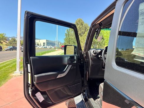 Used 2017 Jeep Wrangler Sahara w/ Dual Top Group AWD/4WD image 11