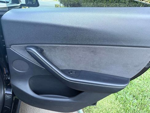 Used 2022 Tesla Model Y Long Range image 24