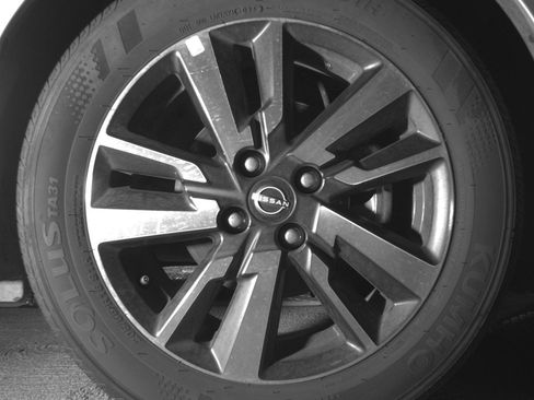 Used 2025 Nissan Versa SV FWD image 13