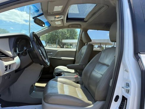 Used 2017 Toyota Sienna XLE image 9