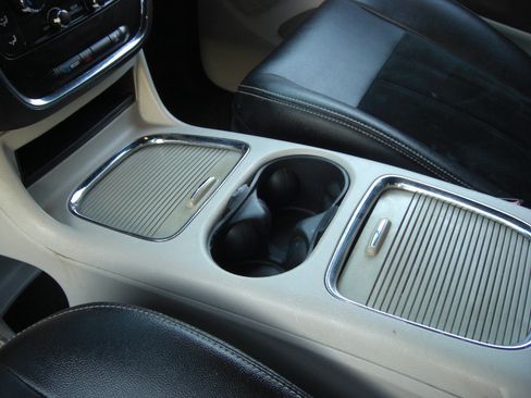 Used 2017 Dodge Grand Caravan SXT image 7