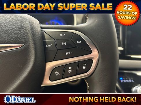 Used 2025 Chrysler Pacifica Select FWD image 11