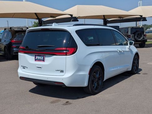 Used 2022 Chrysler Pacifica Limited w/ S Appearance Package AWD/4WD image 5