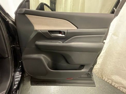 Used 2024 Toyota Grand Highlander AWD image 22